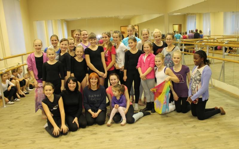 Yhteiskuva Lenninsiiven Murmanskin ystävyysshowtanssiryhmän kanssa. Ystävyysryhmän opettaja opetti meille balettia ja me puolestamme opetimme ystävyysryhmälle nykytanssia ja luovia harjoituksia. Hauskaa oli.