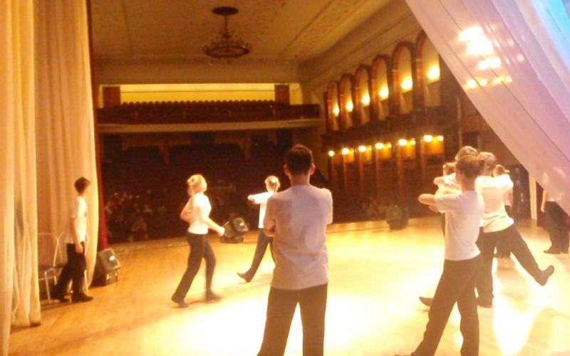 Esiintymistä edeltävät harjoitukset. Tanssiryhmä Moskovasta.