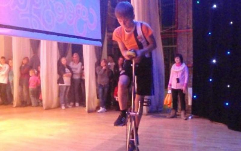 Sirkus oli festivaaleilla myös edustettuna. Kuva on otettu läpimenosta.