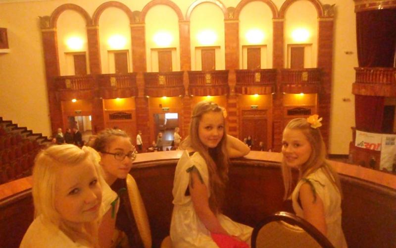 Kuva Kirovin palatsin esiintymissalin parvelta. Jännitys on vielä kevyt, vaikka esiintymishetkeen on vain puolisen tuntia.