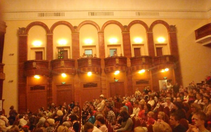 Kirovin kaunis sali alkoi täyttyä. Vielä oli pieni hetki aikaa ihailla upeaa salia parvelta.