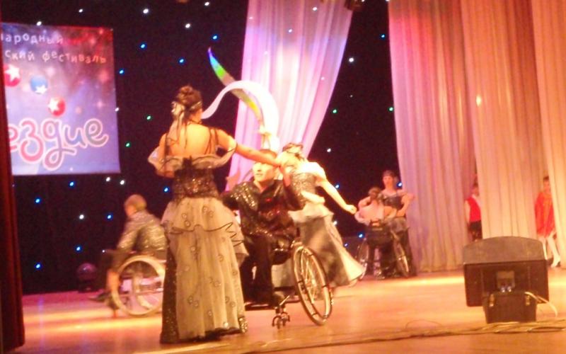 Esiintymistä edeltävää läpimenoa. Esteetön tanssiryhmä Pietarista.