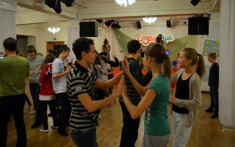 Kuva työpajasta. Harjoituksen nimi on magneetti.