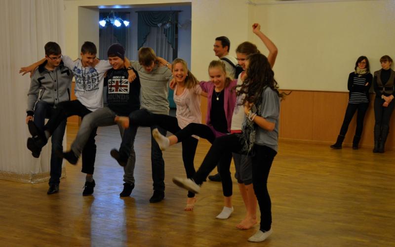 Kuva työpajasta. Ripaskan alkeet työn alla.