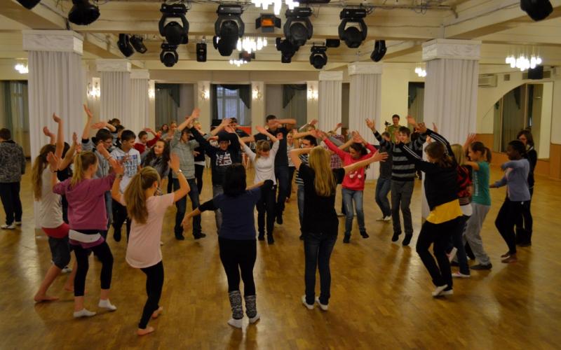 Työpajassa liikuttiin oikein isolla porukalla.